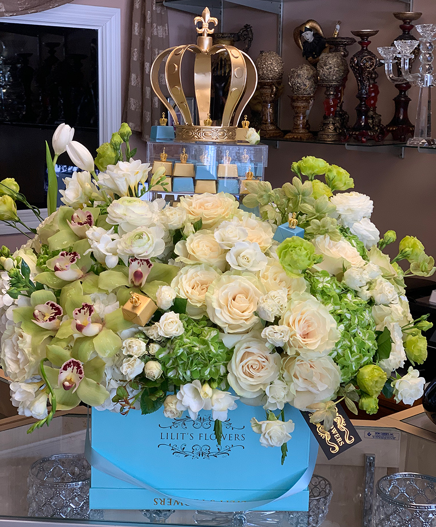 elegant bouquet in the white hat box, pink veronicas, pink spray roses